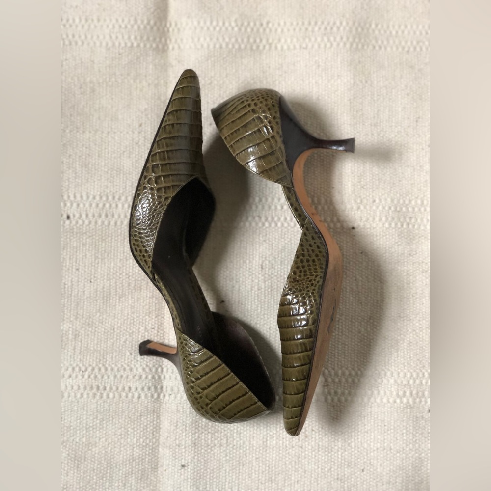 Beautiful khaki crocodile kitten heels